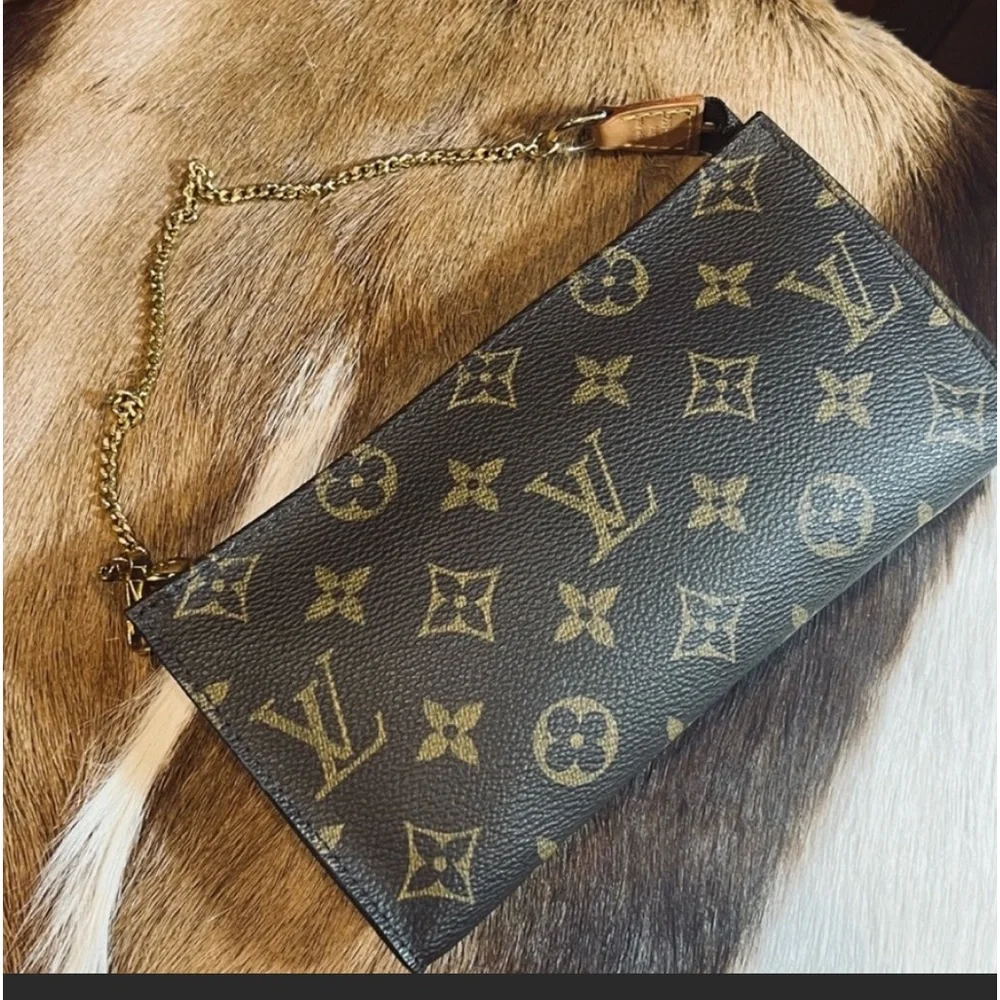 🚫SOLD🚫 LV Pouch Gm💥Sharp Super Attractive Trendy Stylish💥w/accessories7.85” - Picture 7 of 16